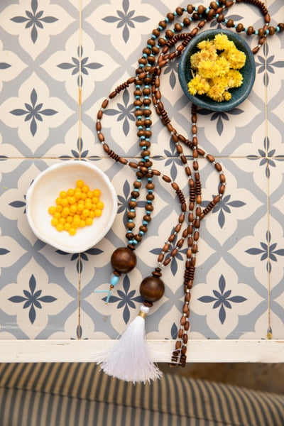 Beyaz Püskül Kolye